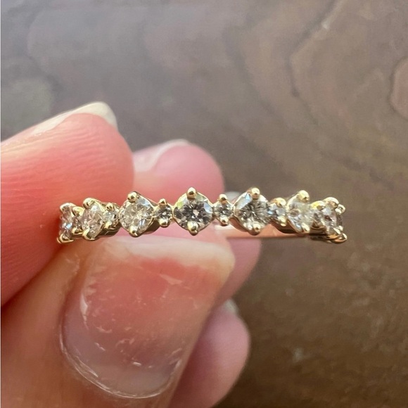 Elegant Gold Diamond Ring - Picture 4 of 9